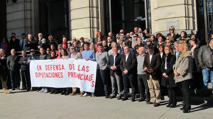 Concentración ante la sede de la DPZ para rechazar el pacto PSOE-C's