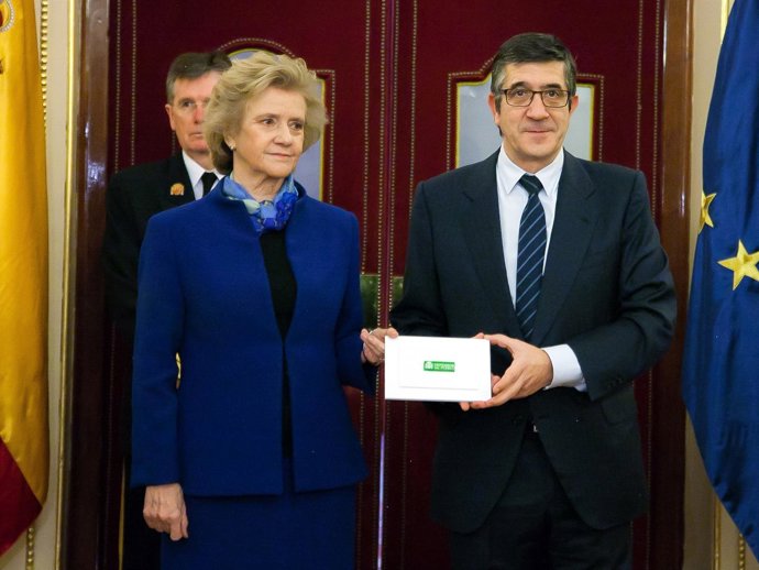 La Defensora del Pueblo entrega su informe de actividad en 2015 en el Congreso