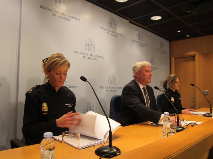 El delegado del Gobierno, junto a las inspectoras de Policía, este jueves 