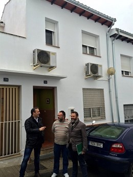 Valdivielso (1d), visita una de las viviendas rehabilitadas.