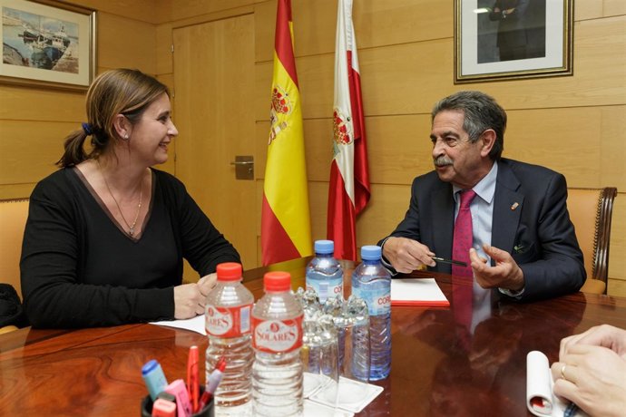 Revilla con la presidenta de AMEC 