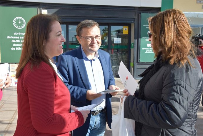 Miguel Ángel Heredia y Encarnación Anaya en un reparto en Rincón 