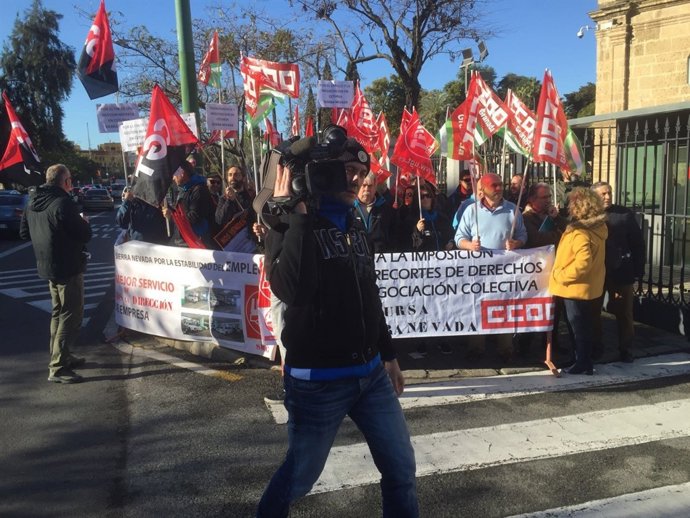Trabajadores de Sierra Nevada se concentran junto al Parlamento andaluz