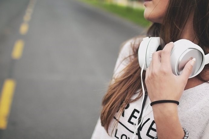 Mujer, cascos, música, carretera