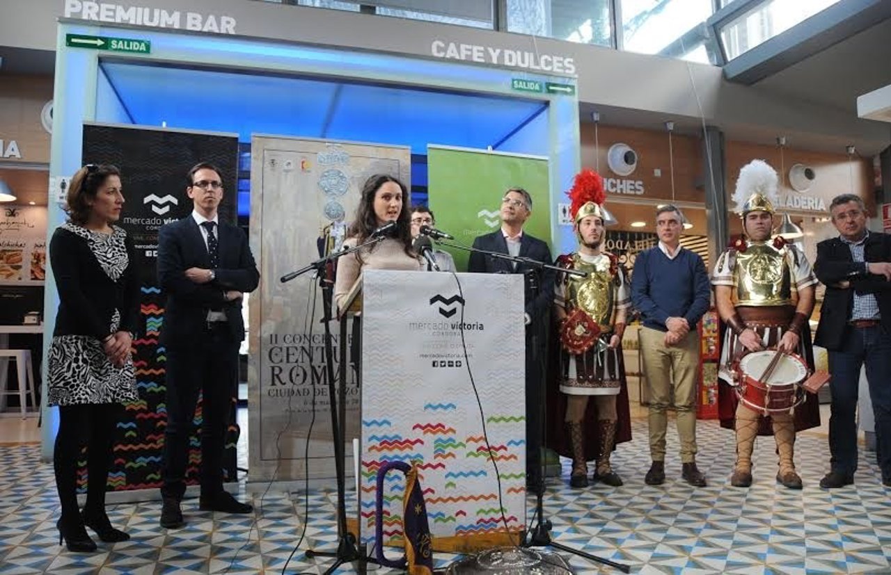 Gómez (centro) durante la presentación del evento