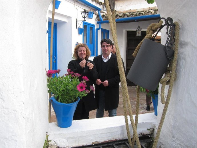 Alba Doblas con Pedro García en el patio de la Calle Trueque, 4