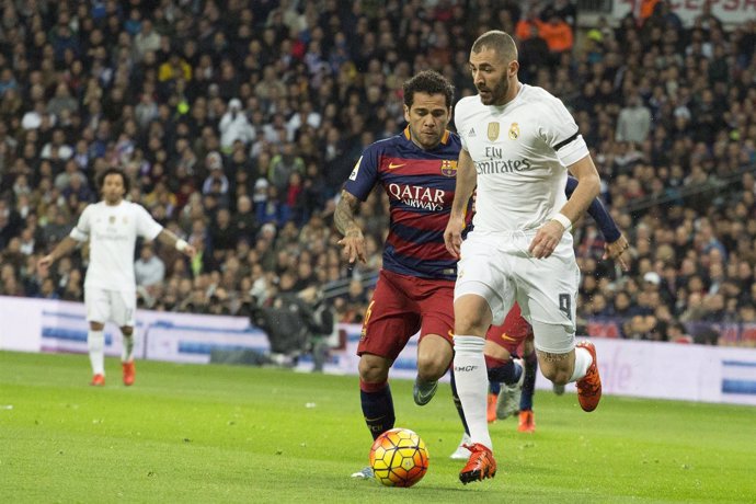 Benzema y Dani Alves en el Real Madrid - Barcelona