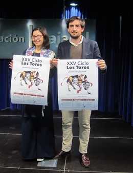 La delegada de la Fundación Cajasol en Huelva, Matilde Valdivia, y Joaquín Mañes