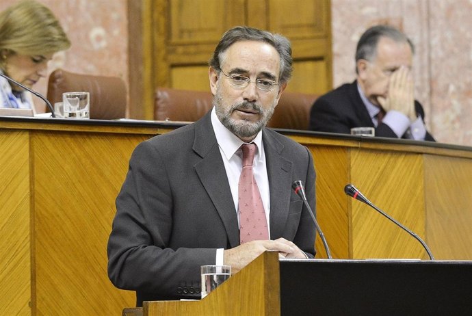 El consejero de Fomento y Vivienda, Felipe López en el pleno del Parlamento