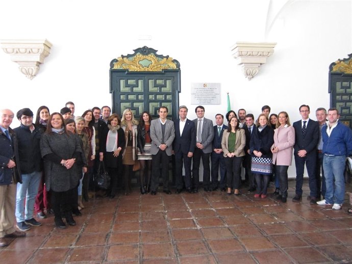 Nieto y Lorite (centro) con el resto de cargos públicos del PP en la Diputación