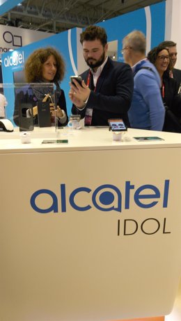 El diputado de ERC Gabriel Rufián visita el puesto de Alcatel en el MWC