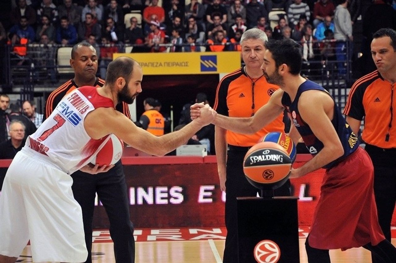 Spanoulis y Navarro se saludan antes del Olympiacos - Barcelona