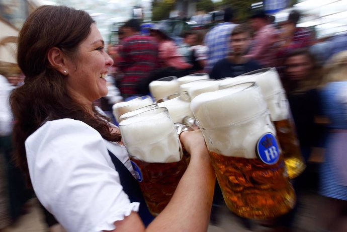 Una camarera en el Oktoberfest en Munich