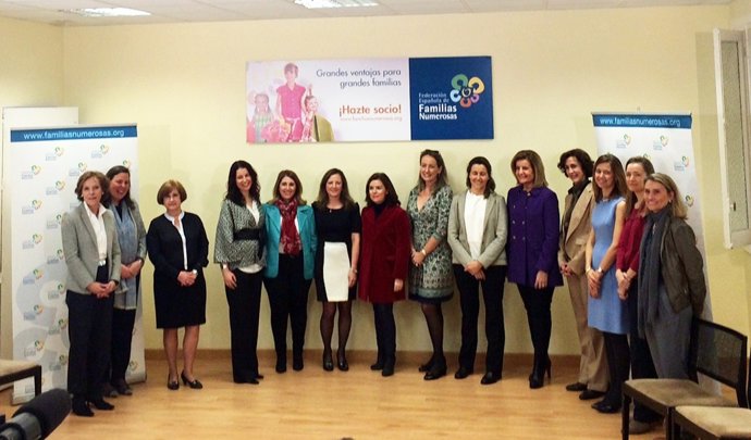 Soraya Sáenz de Santamaría y Fátima Bañez con Familias Numerosas