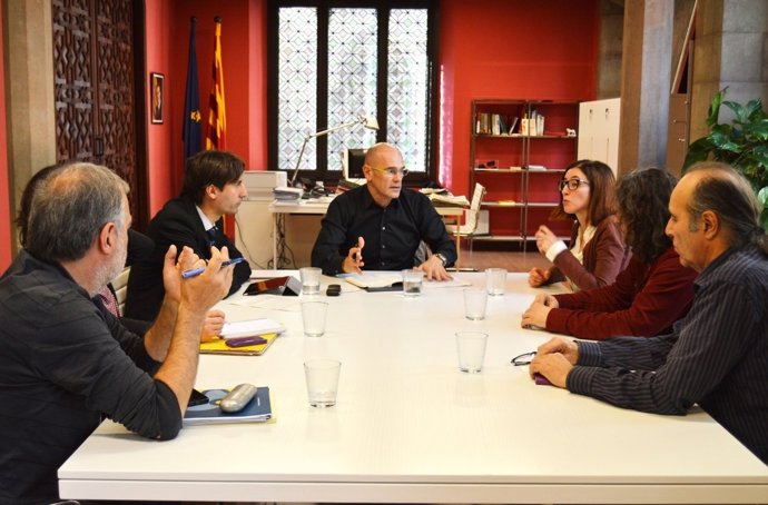 El conseller Raül Romeva con representantes de Lafede.Cat