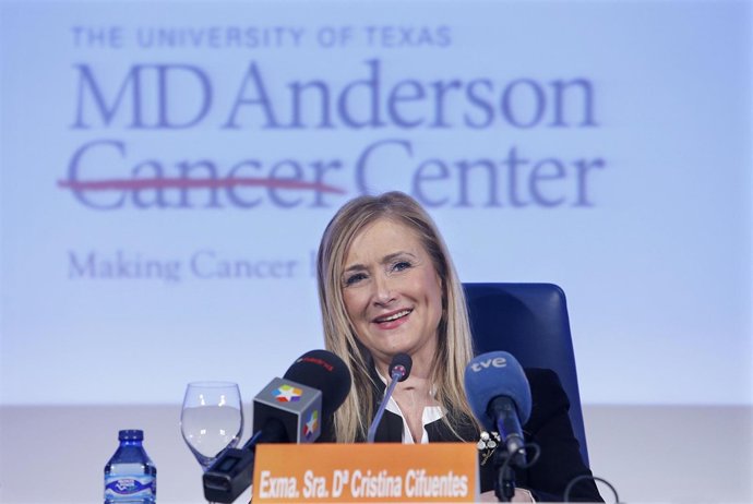 Cifuentes asiste a la inauguración del congreso de Cáncer Ginecológico MD ANDERS