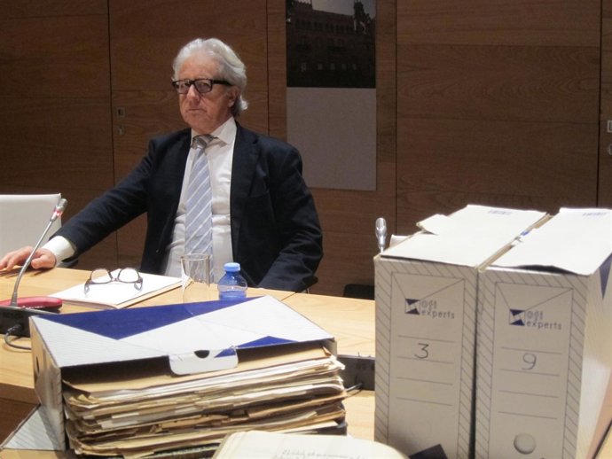  El Historiador Pere Sánchez Junto A Documentos Del Nuevo Fondo De Masonería