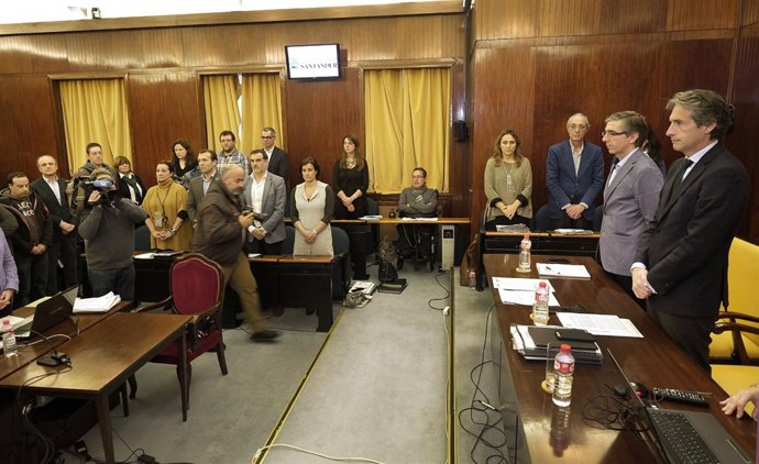 El Pleno ha comenzado con un minuto de silencio por Nando Yosu