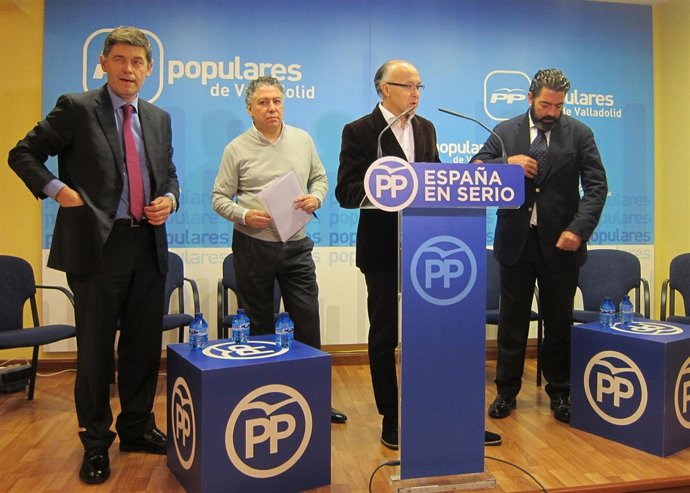 Ruiz Medrano atiende a los medios ante Eyros, Burgos y Gutiérrez Alberca