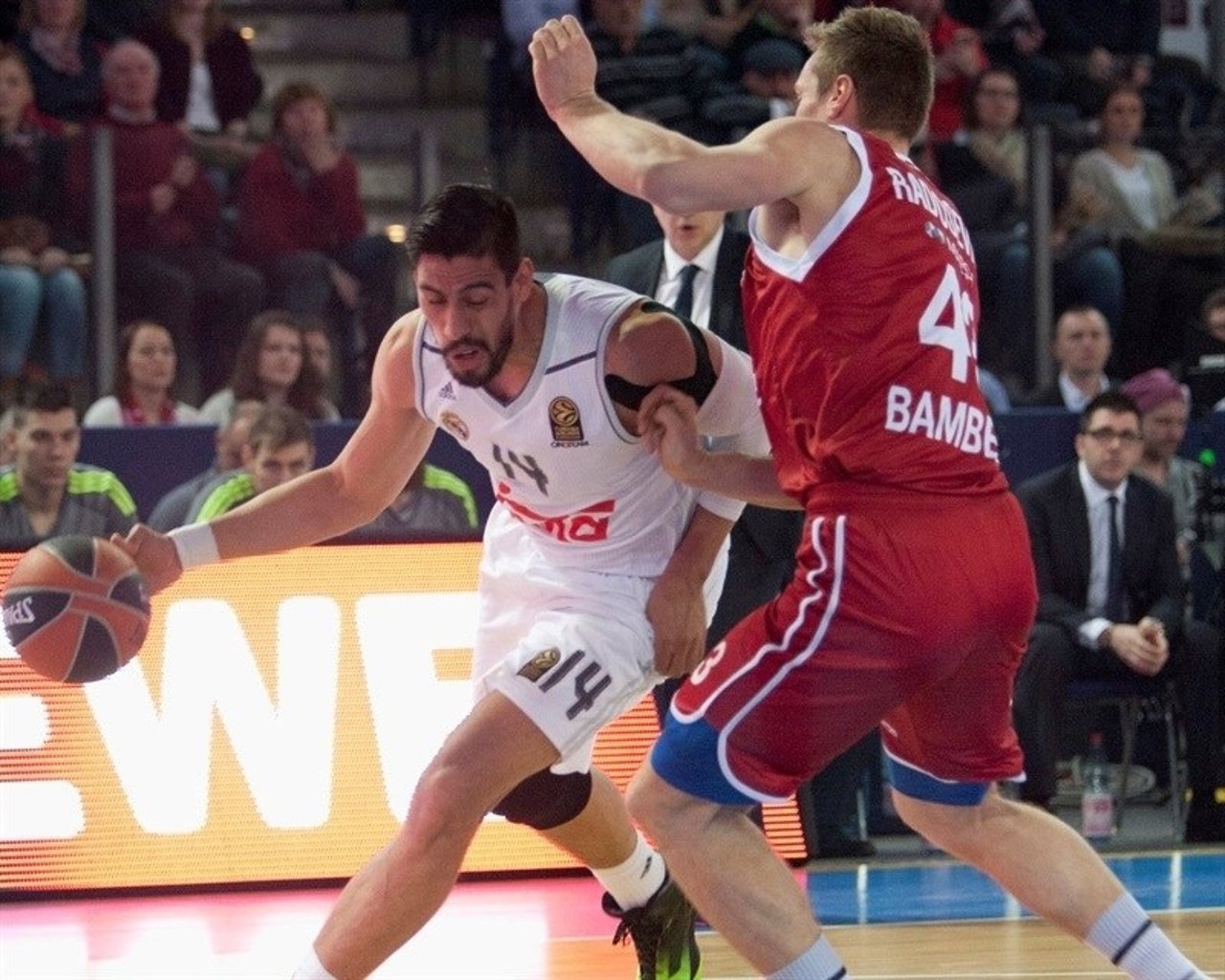 Ayón ante el Brose Baskets en Euroliga