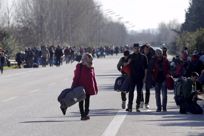 Refugiados e inmigrantes caminan en Grecia hasta la frontera macedonia