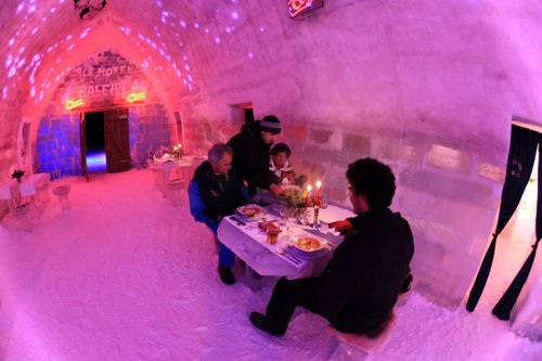 Turistas comiendo en el Balea Lac Hotel de hielo en Rumanía