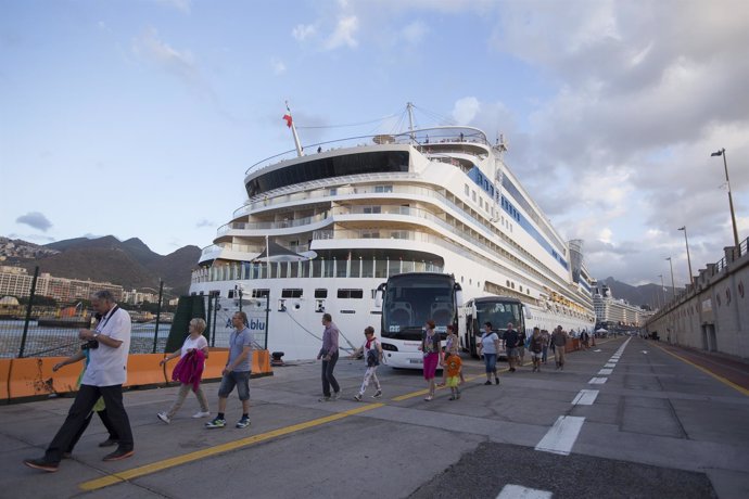 Cruceristas llegan al puerto de Santa Cruz de Tenerife