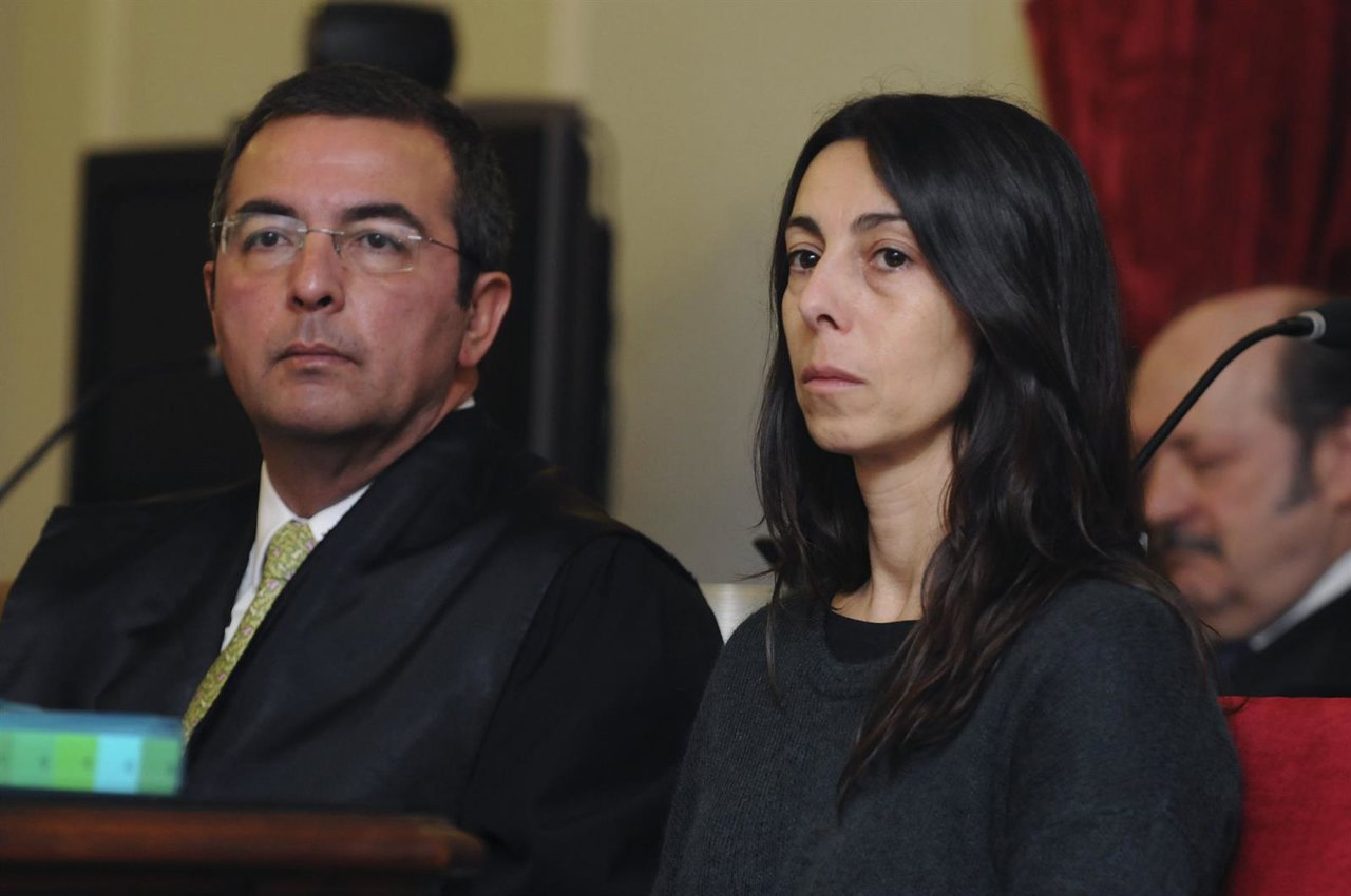 La policía local Raquel Gago junto a su abogado defensor, Fermín Guerrero