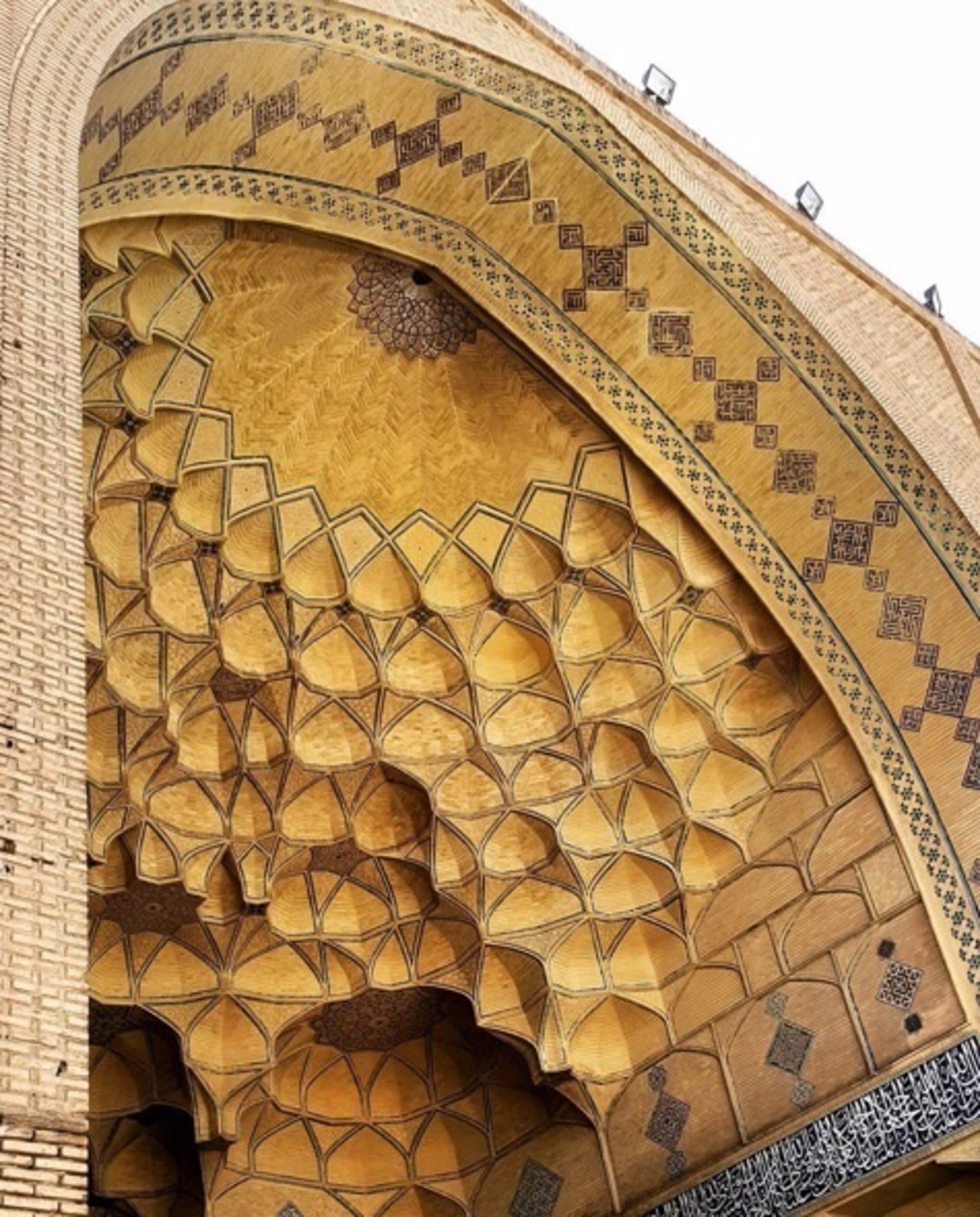 Techo y fachada de mezquita iraní