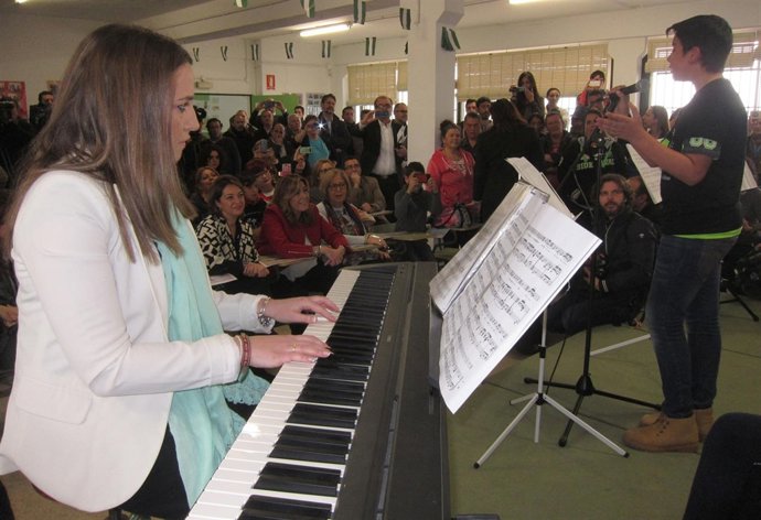 La delegada de Educación de la Junta en Córdoba toca el piano ante Susana Díaz