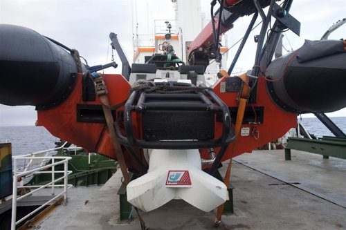 Zodiac de Greenpeace destrozada.