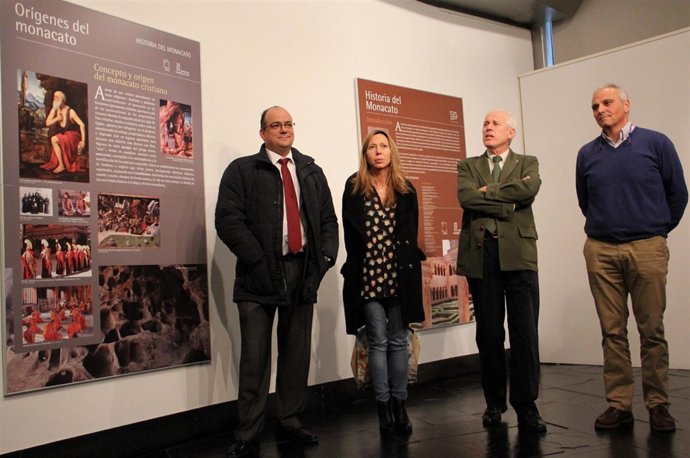 Autoridades en la inauguración de la muestra 'Historia del Monacato' 