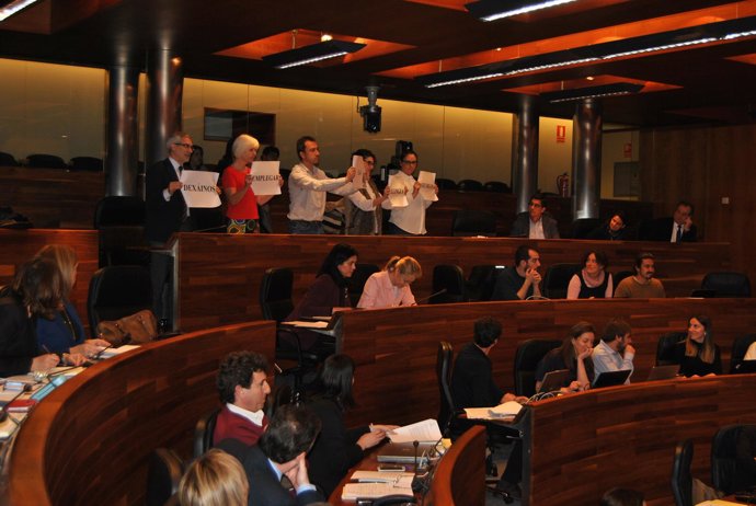 Diputados de IU exigiendo utilizar la Llingua en la Junta General del Principado