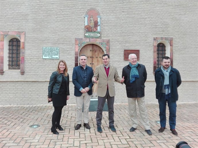 Juanma Moreno y otros dirigentes del PP frente a la casa de Blas Infante