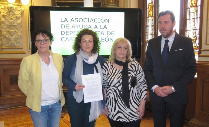 Puente (d) y Romero (i) con miembros de la Asociación de Ayuda a la Dependencia