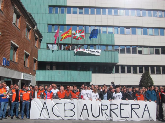 Concentración de trabajadores de ACB ante el Ayuntamiento de Barakaldo