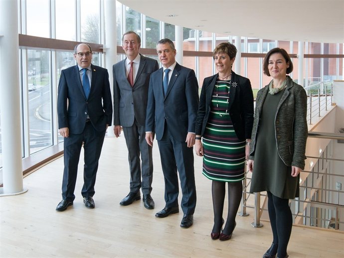 Urkullu junto a Darpón y Tapia y otras autoridades