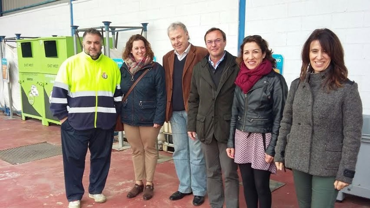 Pozuelo (centro) durante su visita al Punto Limpio de Villafranca