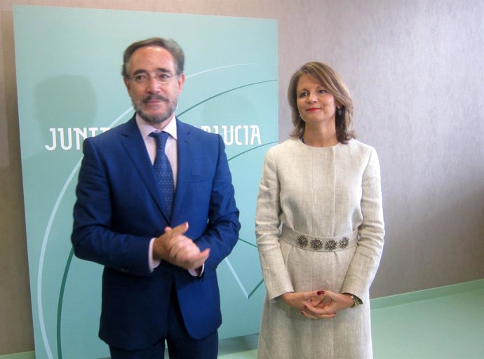 Felipe López, junto a la delegada de la Junta en Jaén, Ana Cobo.