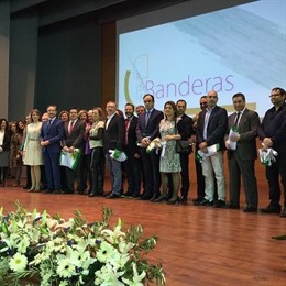 López, junto a los premiados con la Bandera de Andalucía.