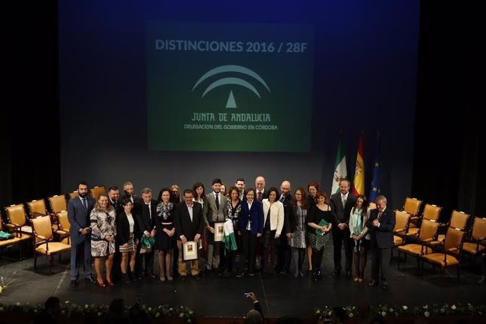 Aguilar (centro) y otras autoridades junto a los galardonados