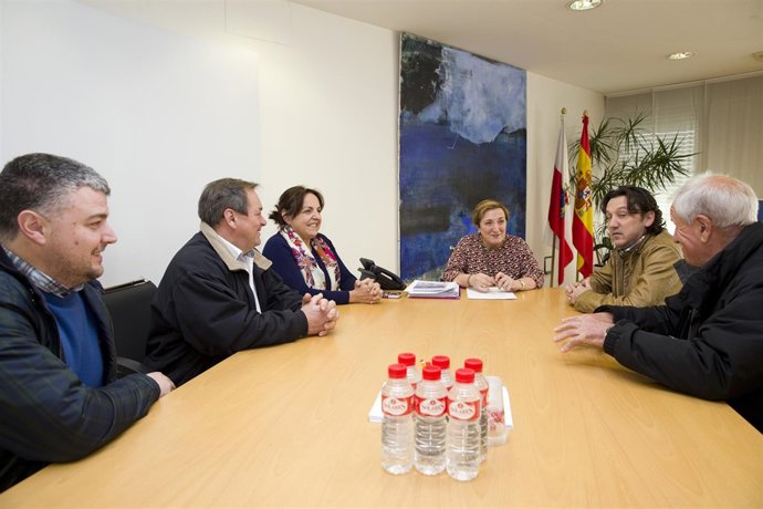 La consejera de Sanidad, María Luisa Real, recibe a miembros de la Mancomunidad
