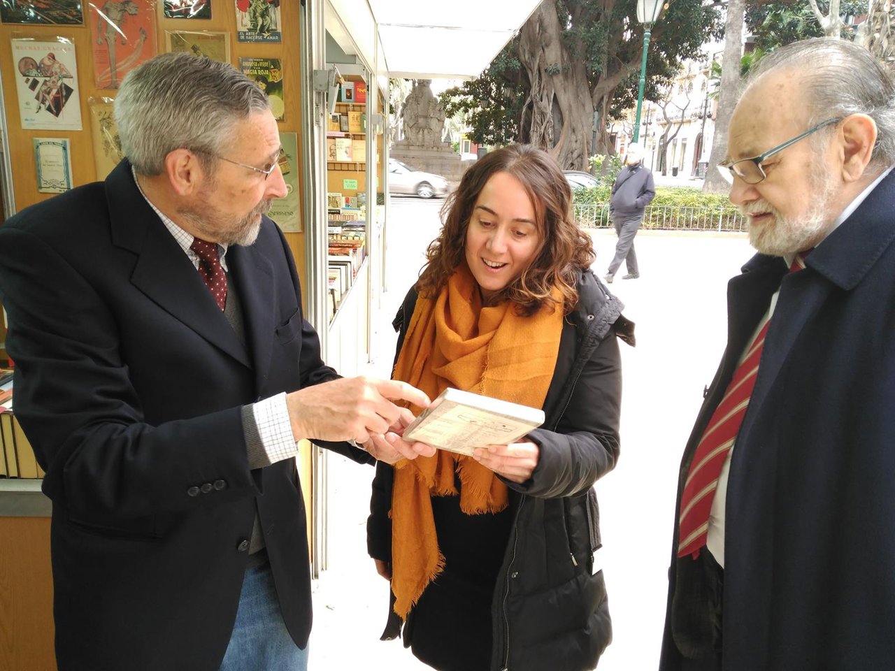 La concejala de Cultura de Valencia, Glòria Tello, en la feria del libro antiguo