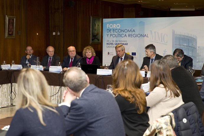 Díaz Tezanos clausura el Foro de Economía y Política Regional