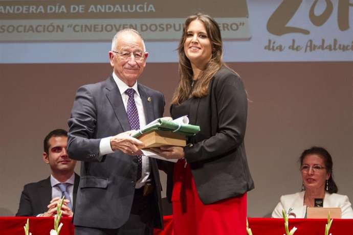 Gabriel Amat ha entregado la Bandera de Andalucía a la Asociación Cinejoven.