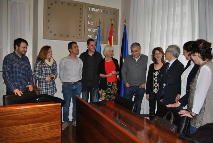 Marina Albiol (cuarta por la derecha), con el grupo de IU en la Junta. 