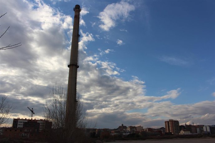 Chimenea de la antigua papelera Inpacsa en Balaguer