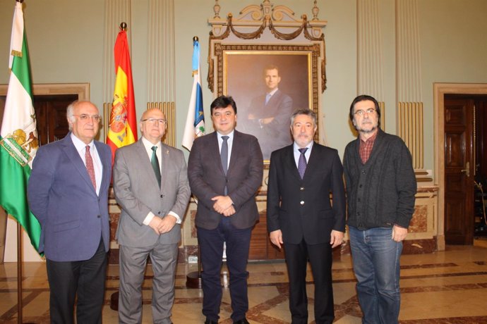 Acuerdo entre el Ayuntamiento de Huelva y colegios profesionales sanitarios. 