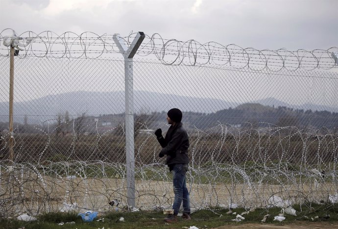 AUn refugiado iraquí en la frontera entre Grecia y Macedonia