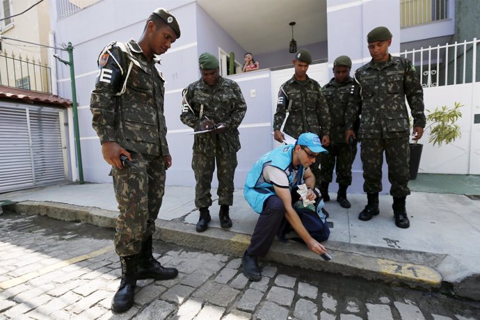 Militares trabajan contra el virus del zika en Brasil